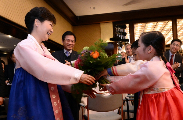 박근혜 대통령이 28일 오후(현지시각) 독일 순방 마지막 방문지인 독일 프랑크푸르트 스타이겐버그 호텔에서 열린 동포간담회에서 화동들에게 꽃다발을 받고 있다. / 사진=뉴시스