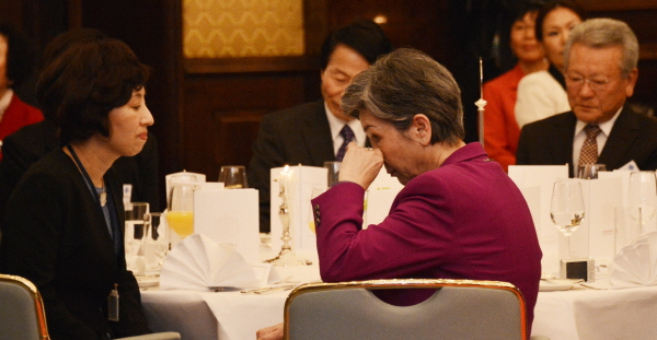 박근혜 대통령이 28일 오후(현지시각) 독일 순방 마지막 방문지인 독일 프랑크푸르트 스타이겐버그 호텔에서 열린 동포간담회에서 인사말을 하고 있다. 한 동포가 박 대통령의 인사말을 들으며 눈물을 훔치고 있다. / 사진=뉴시스