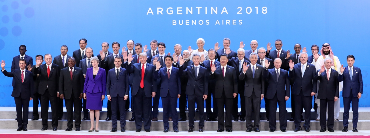 문 대통령이 지난 30일(현지시간) 아르헨티나 현지에서 열린 G20 정상회의에서 각국 정상들과 기념촬영을 하고 있다. / 사진=뉴시스