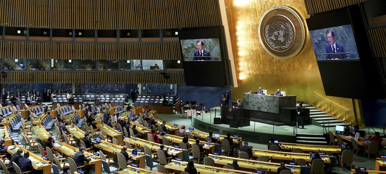 지난 21일 미국 유엔 총회장에서 열린 제76회 유엔 총회 고위급 회기에서 문재인 대통령이 기조연설을 하고 있다. / 사진=뉴시스