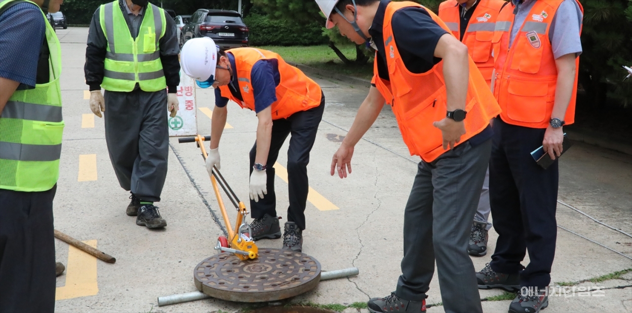 7일 서울에너지공사가 올여름 열원설비 안전관리 강화를 위한 특별안전교육에 나섰다. 이날 이창준 서울에너지공사 집단에너지본부장이 맨홀 개폐 시연을 하고 있다.