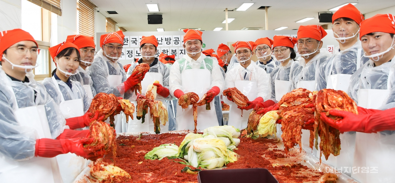 지난 15일 수정노인종합복지관(경기 성남시 소재)에서 지역난방공사 본사 행복나눔단이 저소득·독거노인을 위한 ‘2023년도 사랑 나눔 김장 행사’를 개최했다.