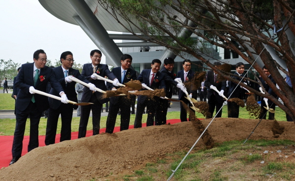 전북 혁신도시로 이전한 한국전기안전공사가 16일 개청식을 가진 가운데 행사에 참석한 인사들이 기념 식수에 흙을 뿌리고 있다. / 사진=뉴시스