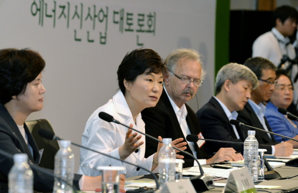 박근혜 대통령이 4일 오전 서울 강남구 영동대로 한국전력공사 본사에서 열린 '에너지신산업 대토론회'에 참석, 모두발언을 하고 있다. / 사진=뉴시스
