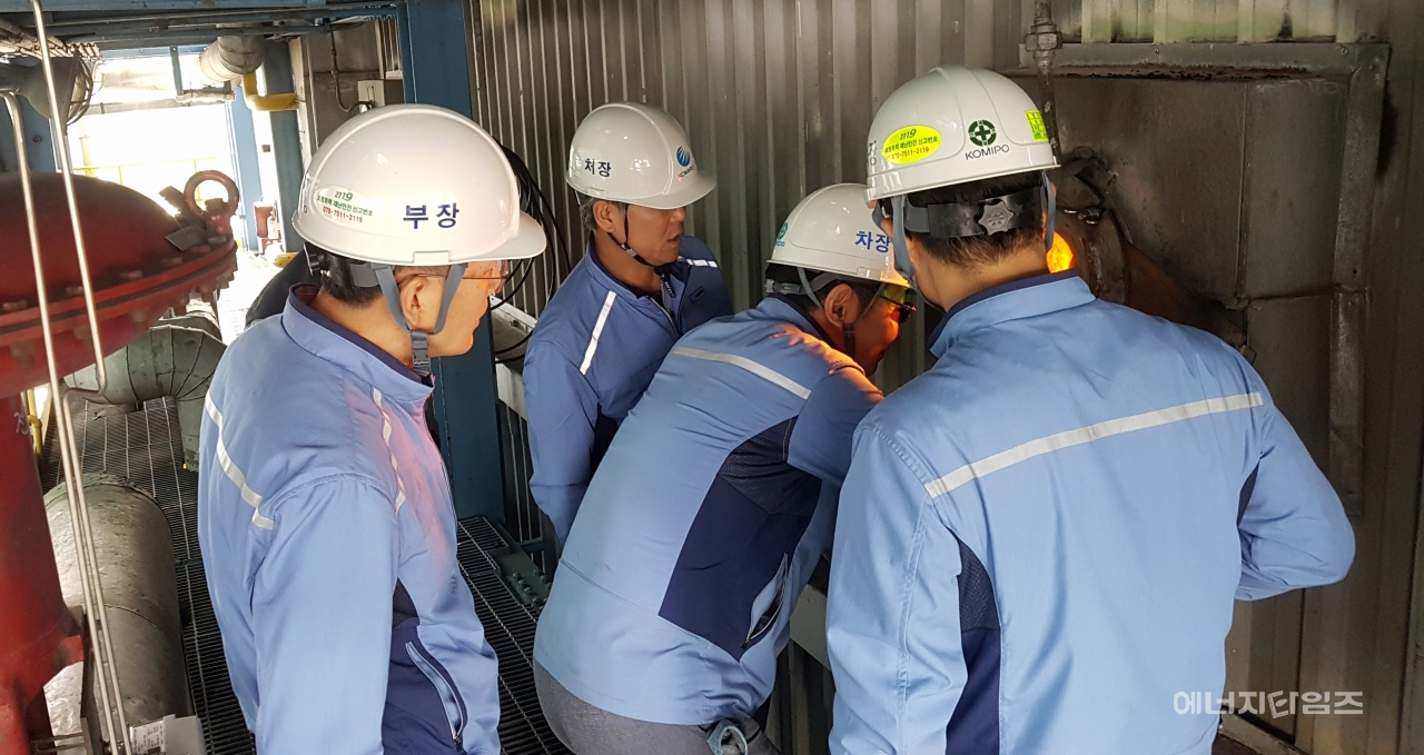 중부발전 기술전문원들이 전북집단에너지(전북 익산시 소재)에서 보일러 연소상태를 점검하고 있다.