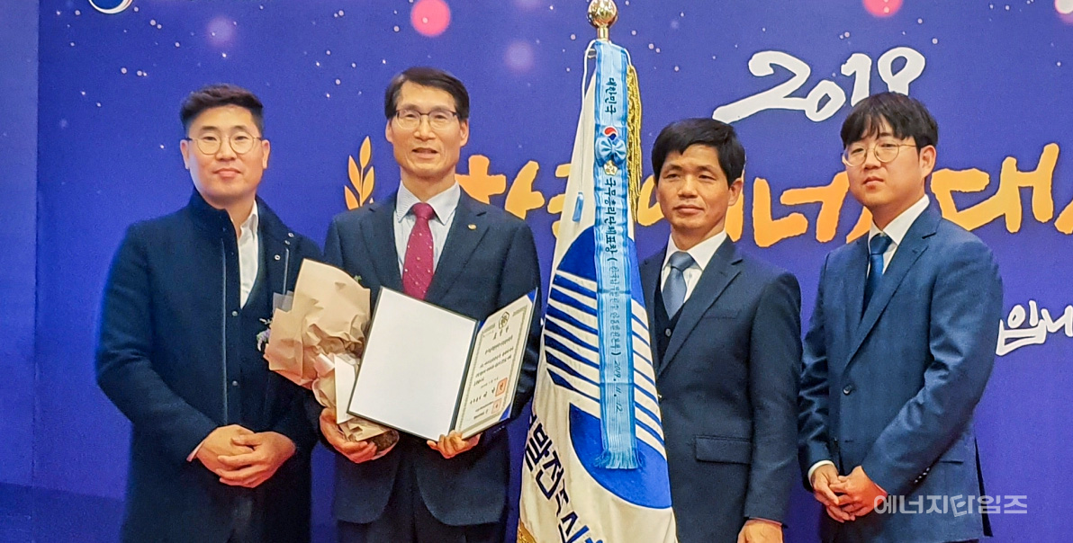 지난 12일 63컨벤션센터(서울 영등포구 소재)에서 2019년도 한국에너지대상 시상식에서 남부발전 안동발전본부가 에너지효율 향상에 앞장선 공로를 인정받아 국무총리표창을 수상했다.