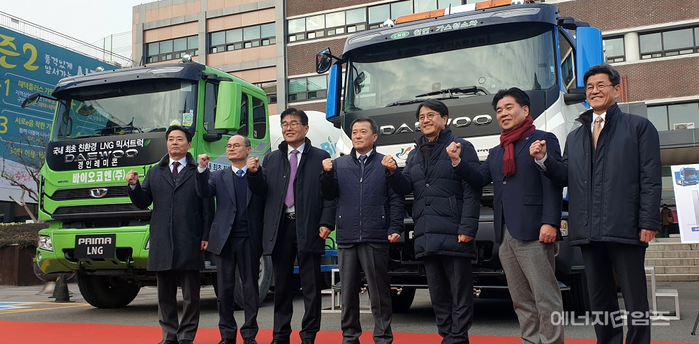 지난 26일 인천 서구청(인천 서구 소재)에서 가스공사가 LNG청소트럭과 LNG레미콘트럭 인도식을 가졌다.
