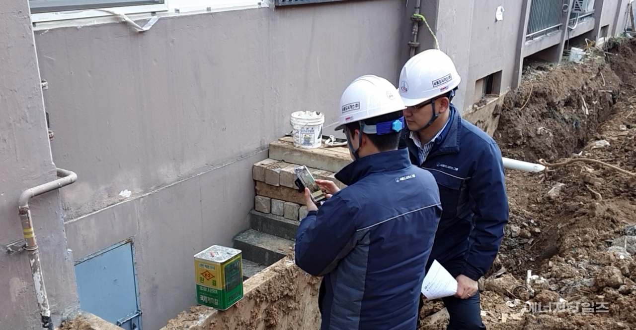 서울도시가스 직원이 현장용 스마트안전관리 애플리케이션을 통해 현장점검을 하고 있다.