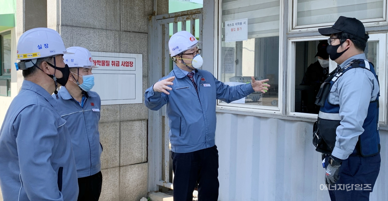 9일 박일준 동서발전 사장이 계획예방정비를 진행하는 울산화력(울산 남구 소재)을 방문해 현장안전점검을 하고 있다.