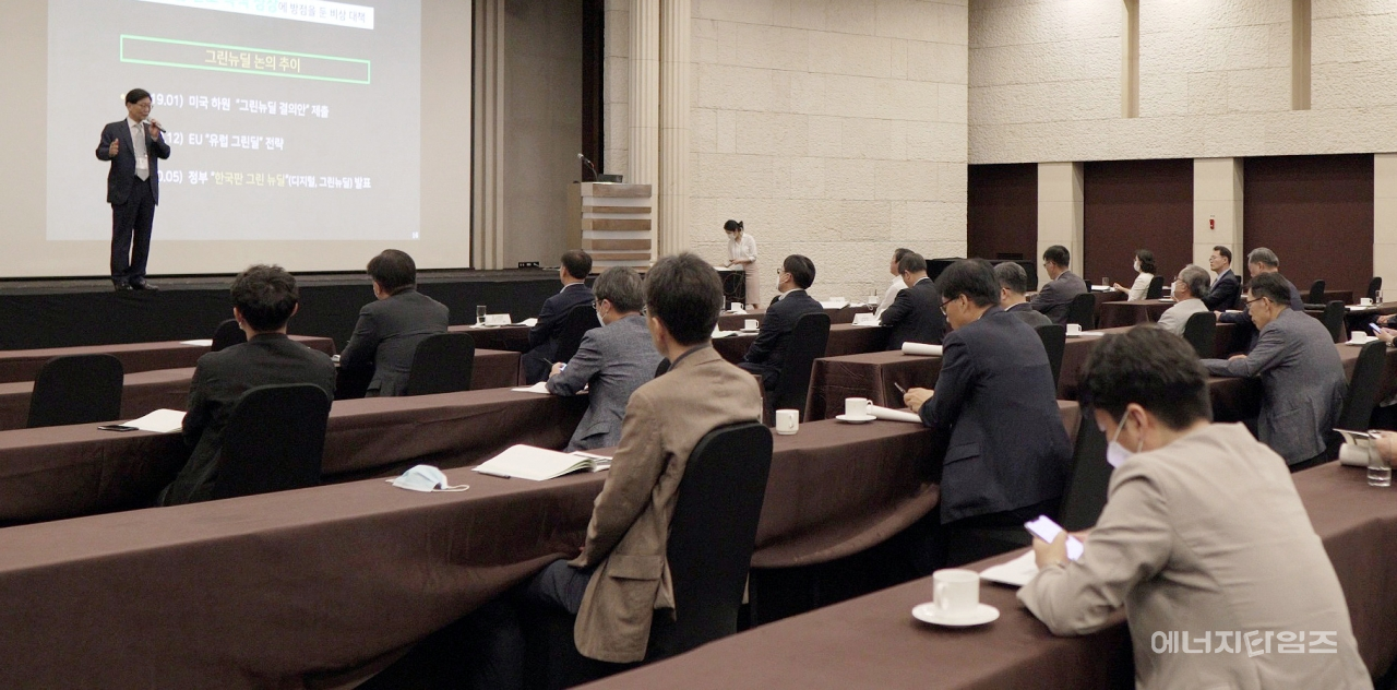 지난 26일 엘-타워(서울 서초구 소재)에서 집단에너지연구회가 에너지정책방향 토론회를 개최했다. 황창화 지역난방공사 사장이 이 자리에서 기조연설을 하고 있다.