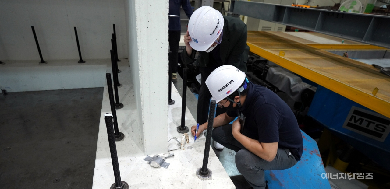 지난 14일 부산대 양산캠퍼스 내 지진방재연구센터(경남 양산시 소재)에서 원자력연구원이 경주지진 관련 원전구조물 안전성 공개실험을 하고 있다.