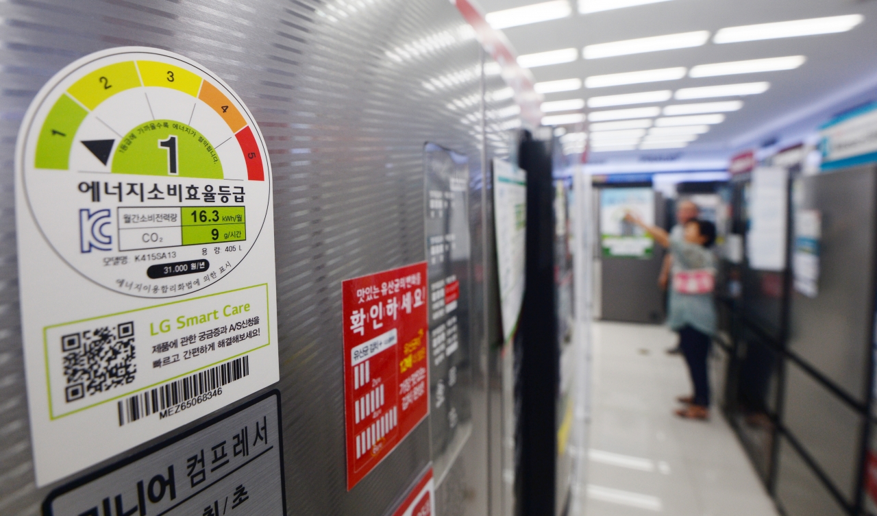 서울 용산구 한 매장에 에너지소비효율등급표가 있어 있는 가전제품들. / 사진=뉴시스