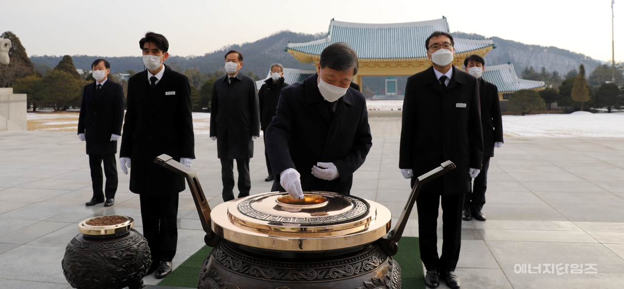 4일 한전원자력연료 경영진이 국립대전현충원(대전 유성구 소재)을 방문해 참배에 앞서 분향을 하고 있다.