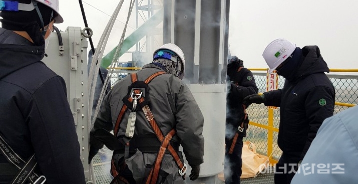 가스기술공사 직원이 천연가스 설비를 점검하고 있다.