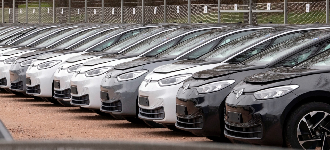 독일 작센주 츠비카우에 있는 폭스바겐 공장에 전기자동차가 늘어선 모습. / 사진=뉴시스