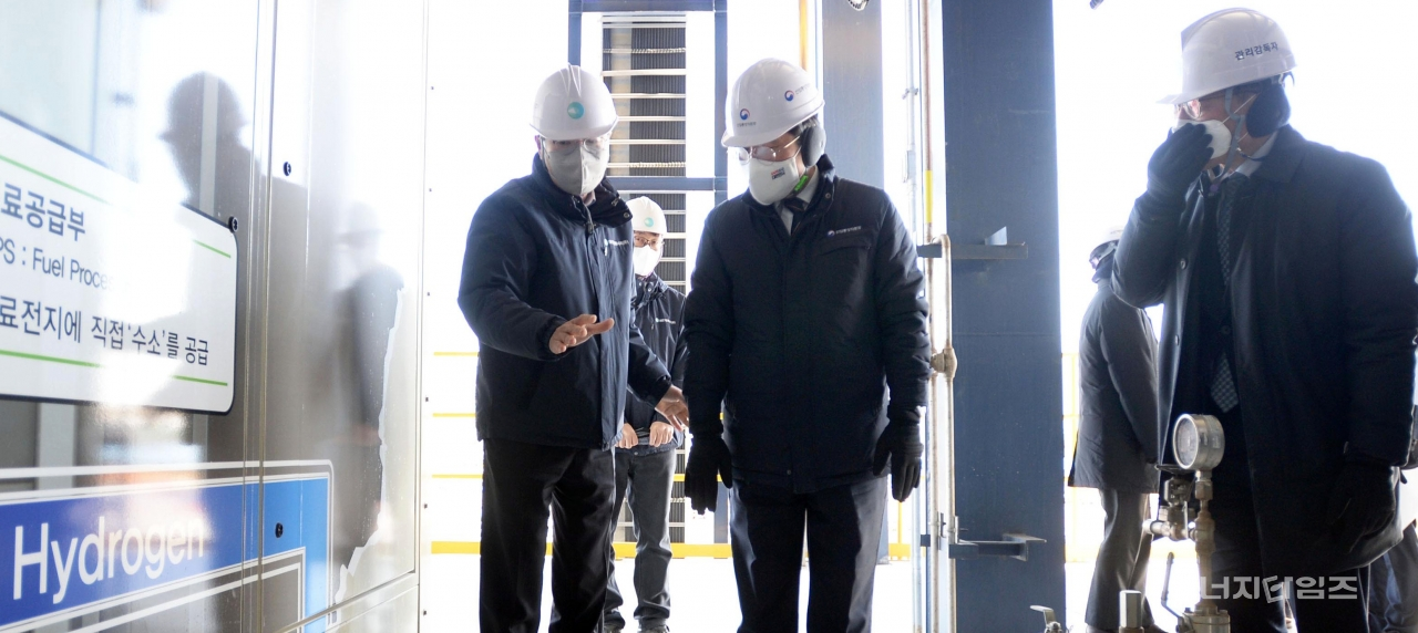 8일 대산연료전지(충남 서산시 소재)를 방문한 성윤모 산업부 장관이 현장을 둘러보고 있다.