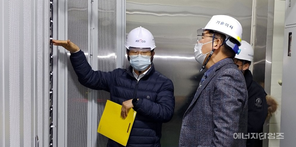 지난 4일 서산연료전지(충남 서산시 소재)를 방문한 김권중 전기안전공사 기술이사가 해빙기를 맞아 안전점검을 하고 있다.