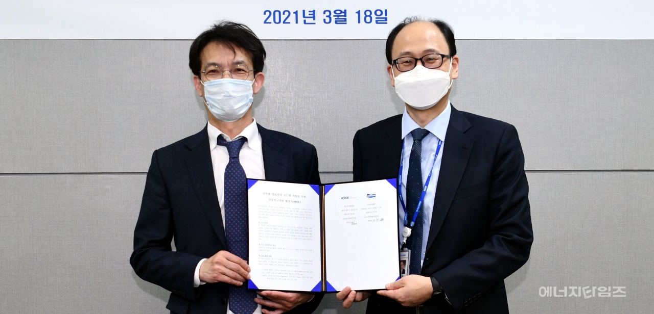 지난 18일 퍼스트타워(경기 성남시 소재)에서 두산퓨얼셀이 한국조선해양과 선박용 연료전지 공동개발 업무협약을 체결했다.