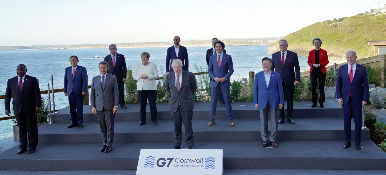 문재인 대통령이 지난 12일 영국 현지에서 G7 정상회의에 참석한 정상들과 기념촬영을 하고 있다. / 사진=뉴시스