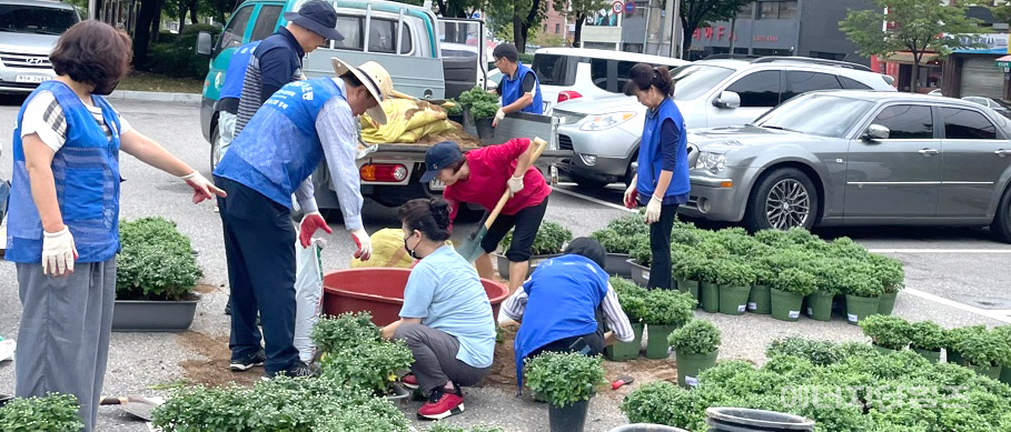 지난 17일 신흥마을(경기 부천시 소재)에서 GS파워 직원과 지역주민이 함께 국화꽃을 식재하고 있다.