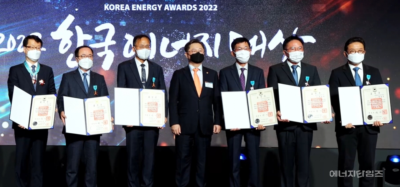 17일 그랜드인터콘티넨탈호텔(서울 강남구 소재)에서 열린 ‘2022 한국에너지 대상 시상식’에서 박일준 산업부 2차관(왼쪽 네 번째)이 이날 수상의 영예를 안은 유공자들과 함께 기념촬영을 하고 있다.