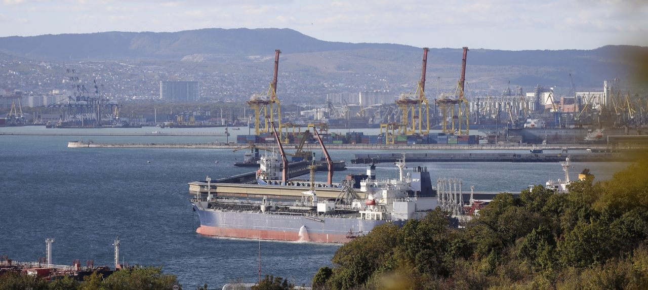 러시아 남부 노보로시스크 항구에 정박해 있는 러시아 유조선.