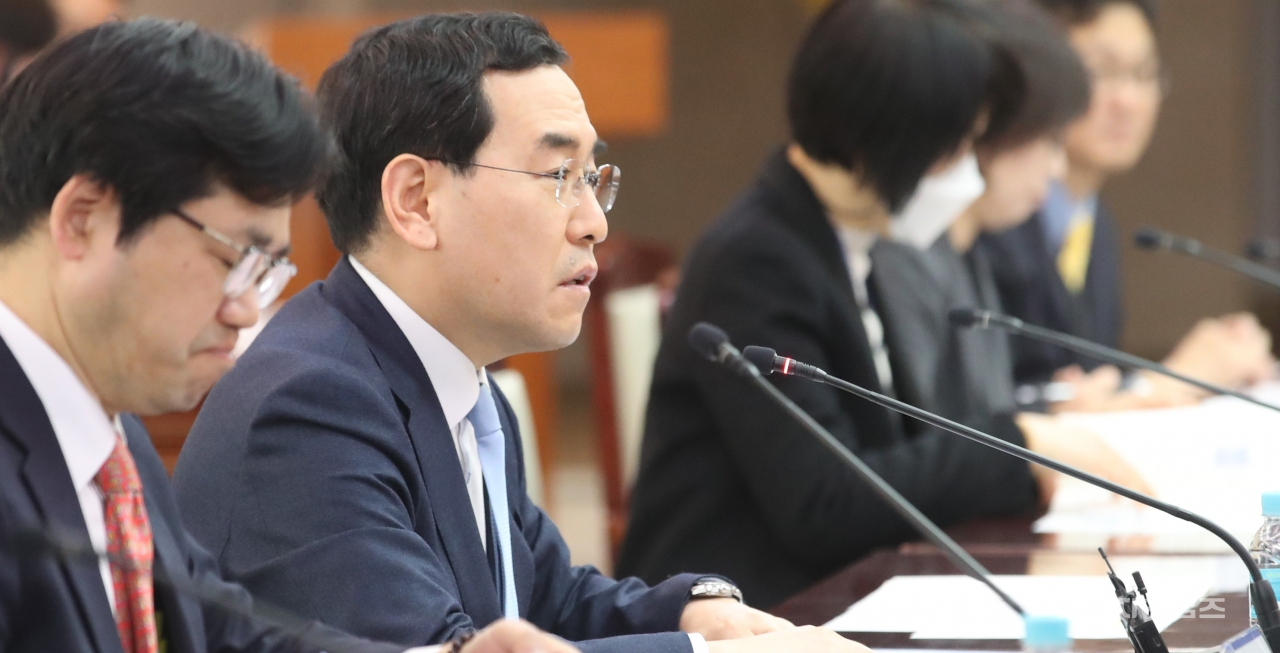 14일 정부서울청사(서울 종로구 소재)에서 열린 범부처 에너지 효율 혁신 협의회를 주재한 이창양 산업부 장관이 모두발언을 하고 있다.