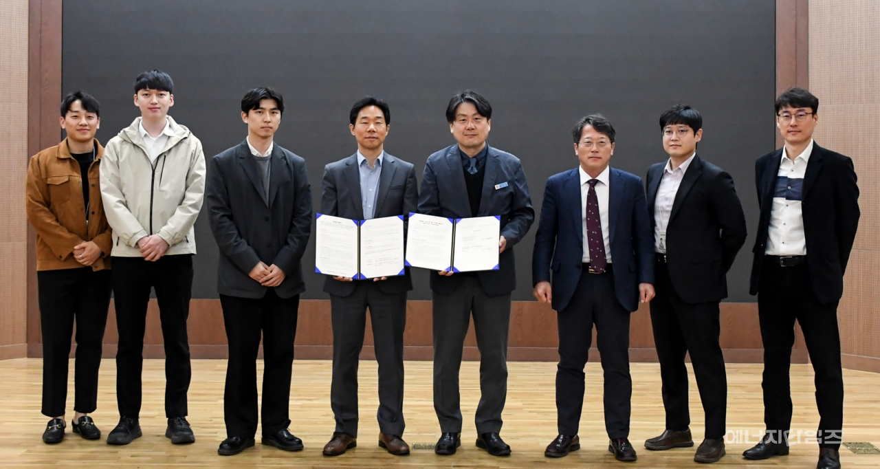 15일 전력연구원이 본원(대전 유성구 소재)에서 전남해상풍력과 해상풍력발전 사업과 수산업 공존방안 실증 연구에 협력하기로 하는 협약을 체결했다.