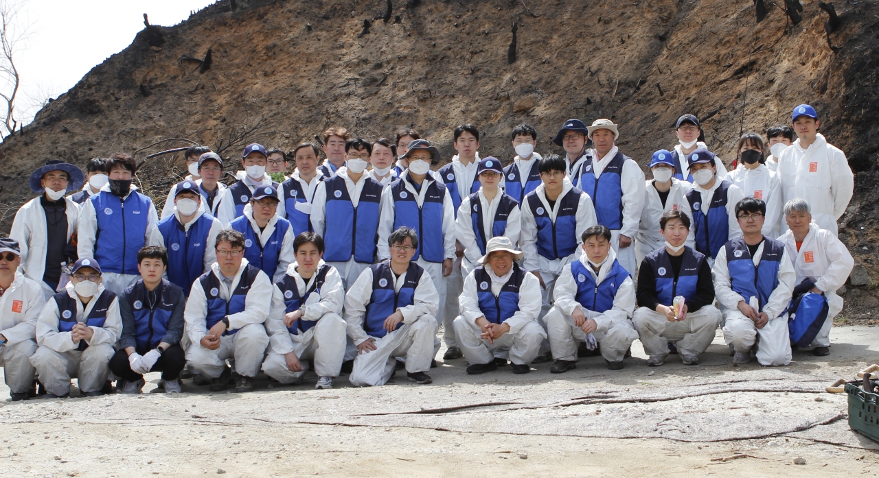 지난 21일 강릉산불 피해지역을 방문한 한강수력본부 직원들이 피해복구 봉사활동을 하고 있다.