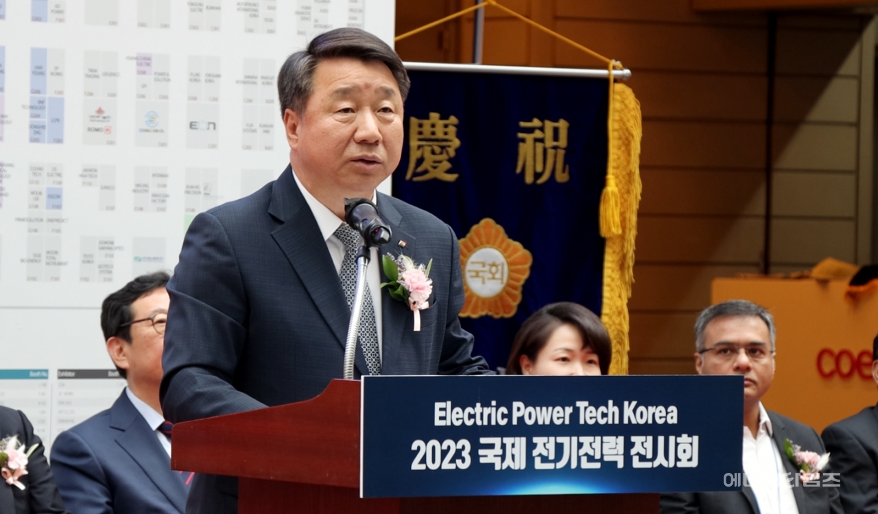 26일부터 오는 28일까지 3일간 코엑스(서울 강남구 소재)에서 전기기술인협회가 전력 신기술을 소개하는 한편 전력산업의 수출기반 구축과 해외 진출을 지원하는 ‘2023년도 국제전기전력전시회(Electric Power Tech Korea 2023)’를 개최했다. 김선복 전기기술인협회 회장이 인사말을 하고 있다.