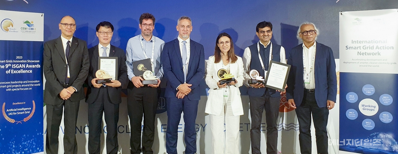 지난 21일 인도 현지에서 열린 ‘국제 스마트그리드 기술경진대회(Internatianal Smart Grid Action Network Award of Excellence)’에서 전력연구원이 ‘인공지능(AI) 기반 전력망 상태 예측 시스템’을 출품해 우수상을 받았다.