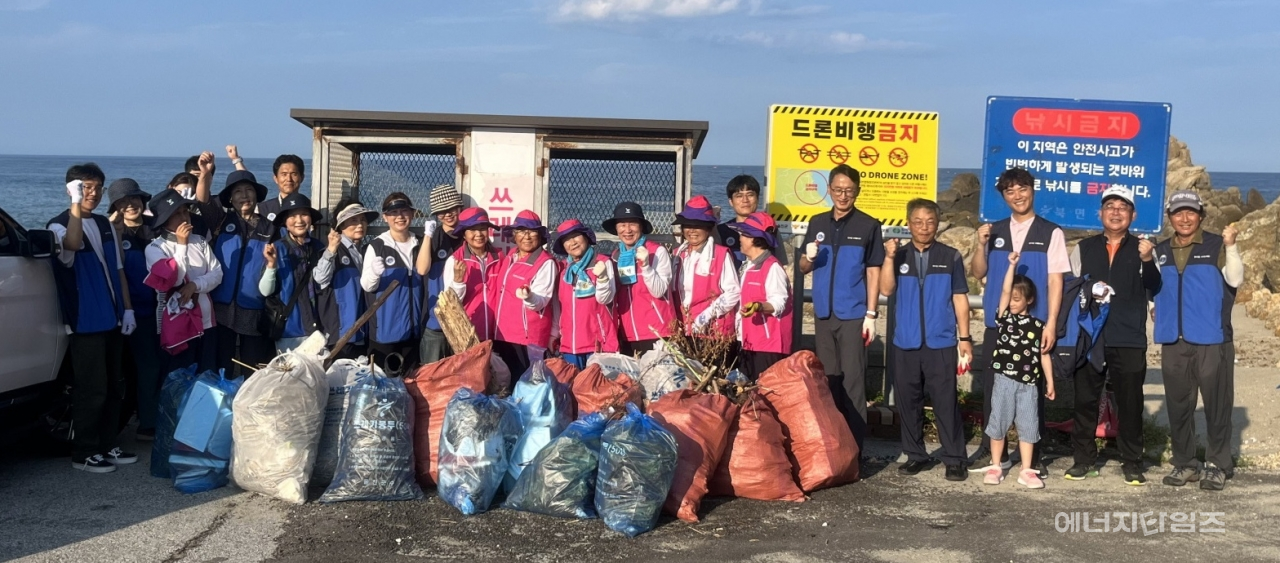 지난 25일 경북 울진군 북면 해안가 일대에서 한수원 한울원자력본부가 지역주민과 함께 환경정화 봉사활동을 펼쳤다.