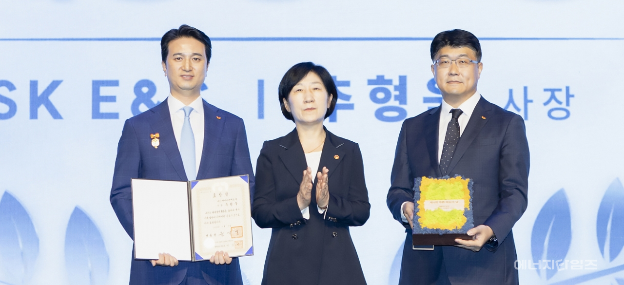 7일 63스퀘어(서울 영등포구 소재)에서 열린 ‘제4회 푸른 하늘의 날 기념식’에서 추형욱 SK E&S 사장이 액화수소 생태계 구축으로 대기환경 개선에 기여한 공로를 인정받아 대통령 표창을 수상했다.