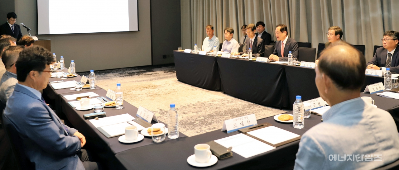 지난 14일 대전의 한 회의장에서 한전원자력연료가 진영정기 등 9개 협력업체 대표가 참석한 가운데 간담회를 개최했다.