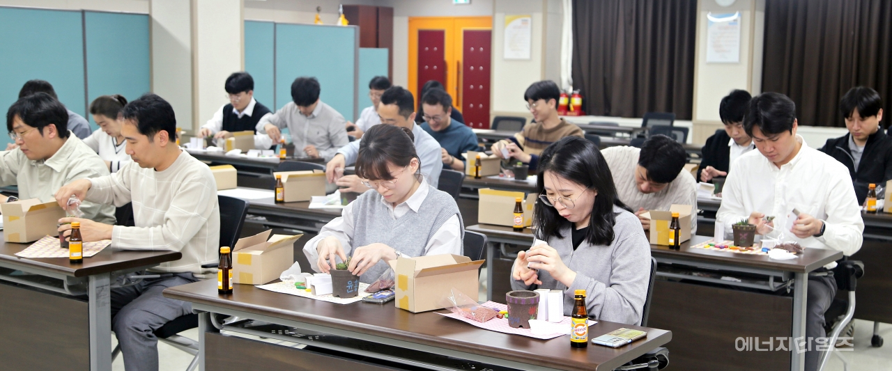 지난 18일 한전산업개발이 본사(서울 중구 소재)에서 폐기물인 커피박을 재활용해 화분을 만드는 자원순환 연계형 사회공헌활동을 펼쳤다.