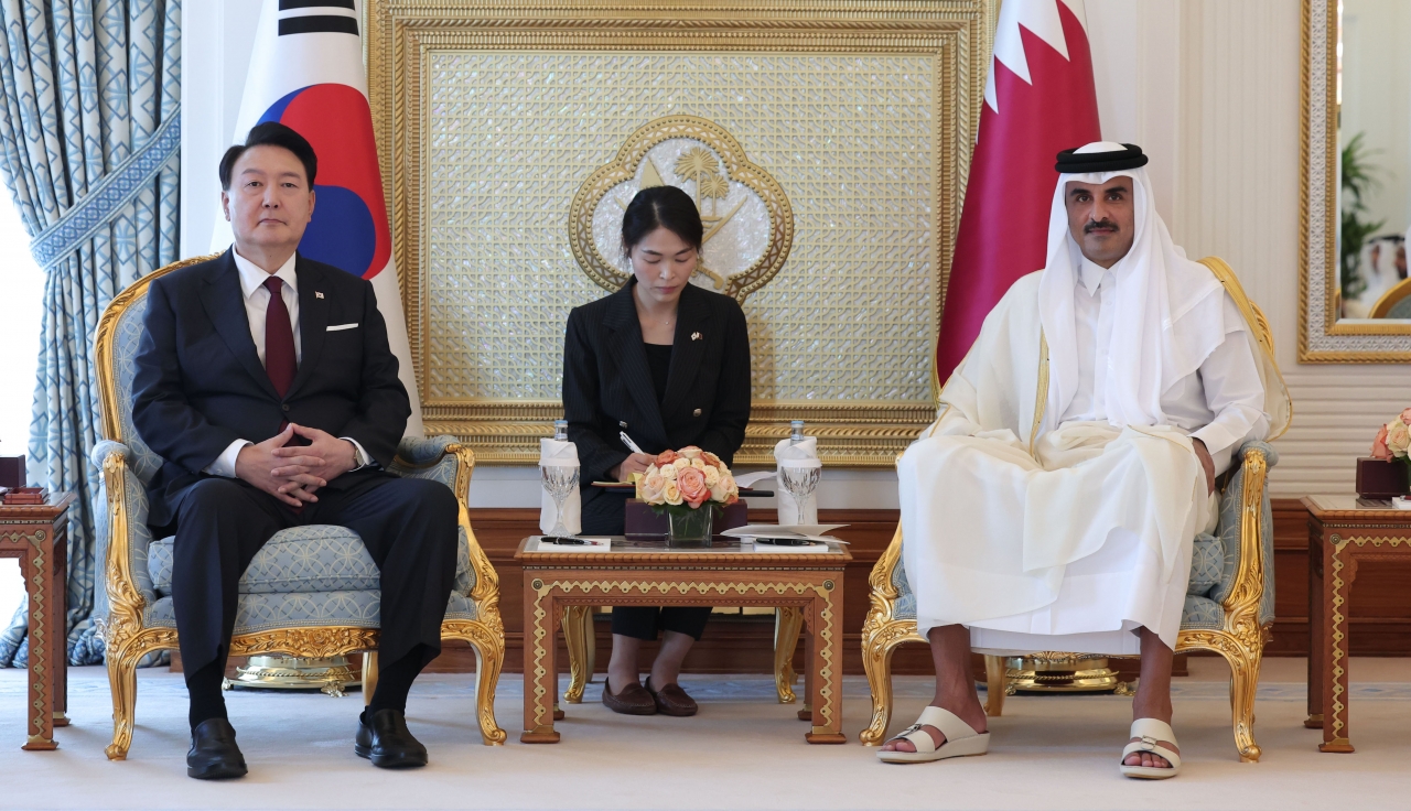 지난 25일 윤석열 대통령이 카타르 현지에서 타밈 빈 하마드 알 타니(Tamim bin Hamad Al Thani) 카타르 국왕과 한-카타르 확대회담을 하고 있다. / 사진=뉴시스